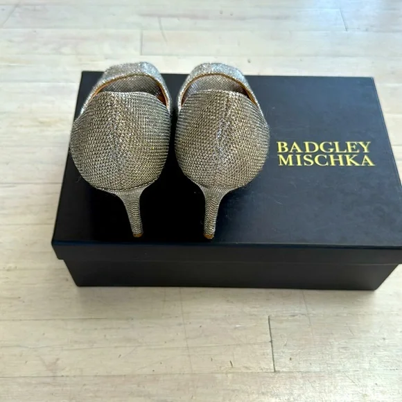 BADGLEY MISCHKA Jossie heels size US 6.5 silver metallic/tan & leather inside - Picture 3 of 15